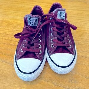 Women’s Low Top Converse Sneakers Maroon